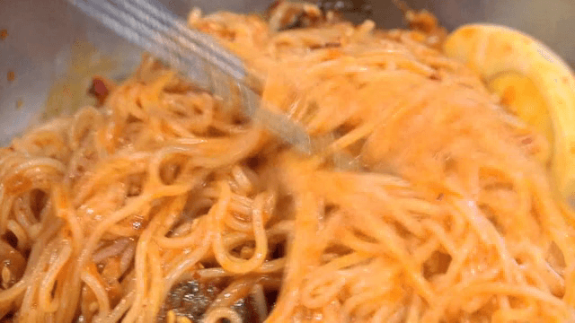 그릇에서 비벼지는 비빔국수