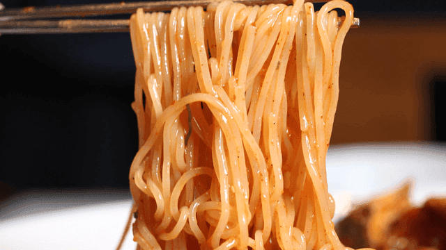 Chopsticks for picking up spicy bibim guksu