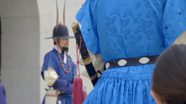 파란색 복장의 한국 전통 수문장