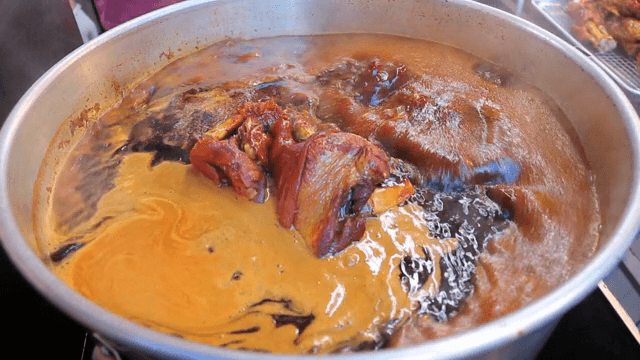 진한 국물에서 족발이 끓고 있는 모습