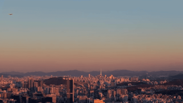 석양이 내려앉은 도시 전경