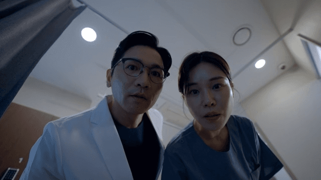 병실에서 의사와 간호사로부터 건강상태를 확인받는 환자의 시점
