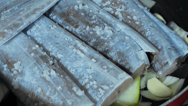 야채와 함께 팬에 담긴 소금 간을 한 갈치