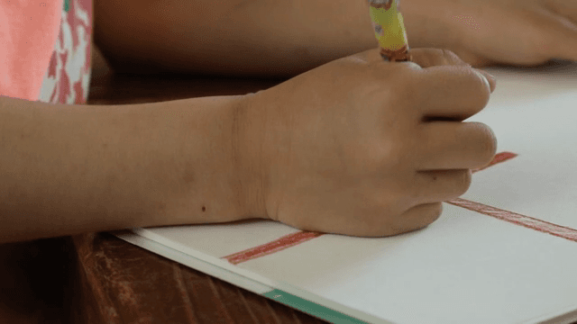 색연필로 그림을 그리는 아이