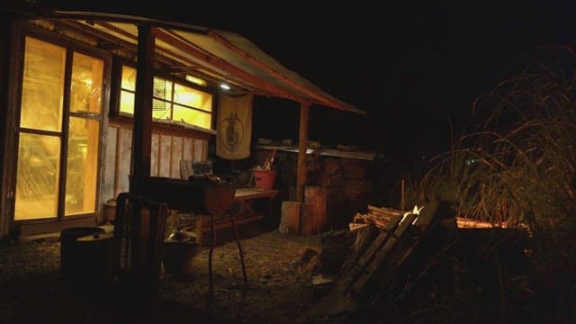 밤에 따뜻한 조명이 있는 아늑한 오두막