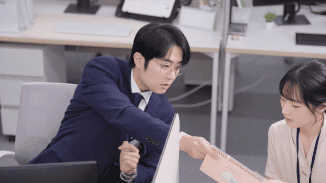 컴퓨터 작업에 집중하는 사무직원