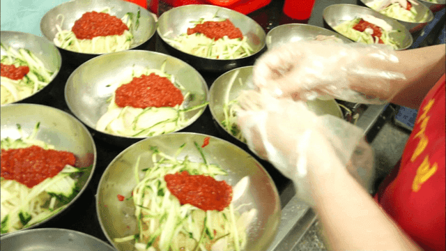 양념을 넣어 준비하는 한국 밀면