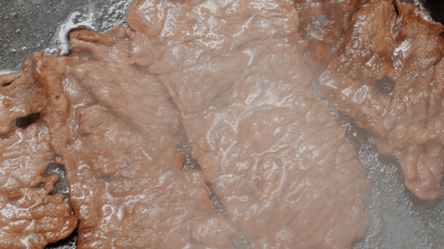 팬에서 요리 중인 소고기