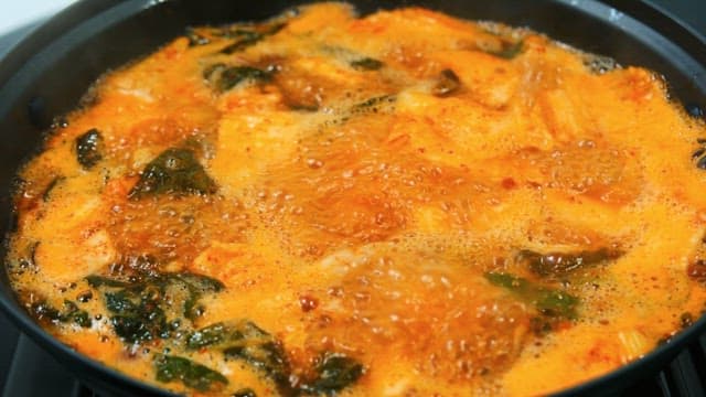 보글보글 끓는 매콤한 찌개
