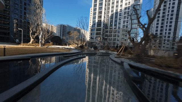 연못이 있는 현대적인 아파트 단지