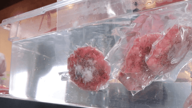 수비드 요리하는 진공 포장된 고기