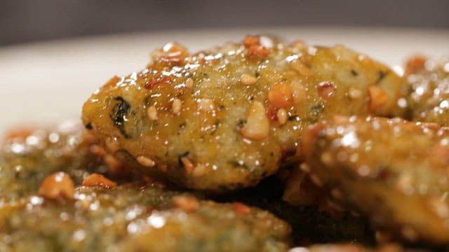 견과류와 시럽을 곁들인 밀랍떡으로 만든 강정