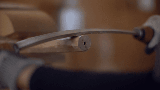 손 도구로 나무를 다듬는 모습