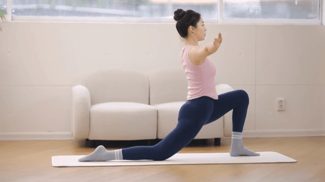 실내에서 스트레칭을 하는 여성