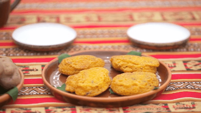 알록달록한 식탁보 위의 감자와 토르띠아