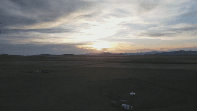 멀리 해가 지는 광활한 평원