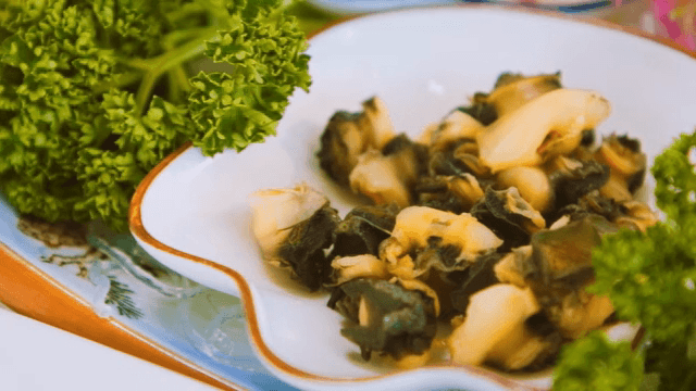 접시에 담긴 소라숙회