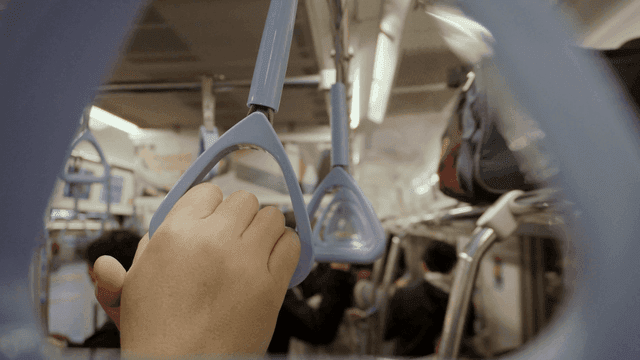 지하철 손잡이를 잡고 있는 승객의 손