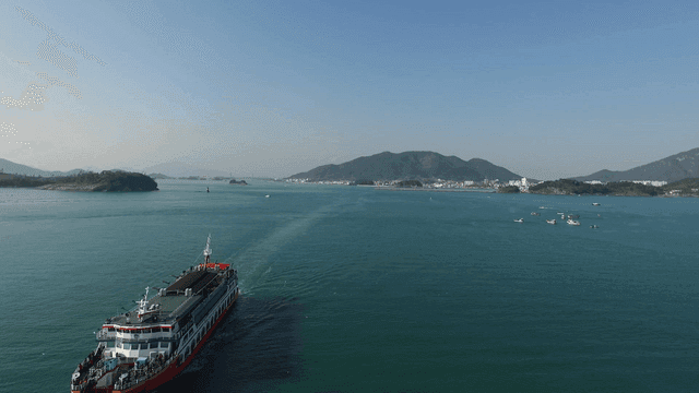 아름다운 바다를 항해하는 유람선