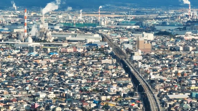 공장과 함께 펼쳐진 도시 풍경