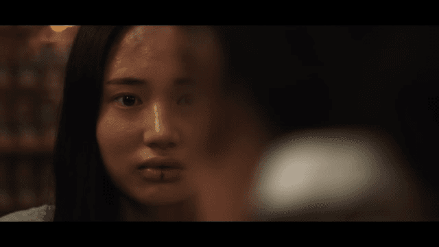 얼굴에 상처가 난 여성이 말을 하는 모습