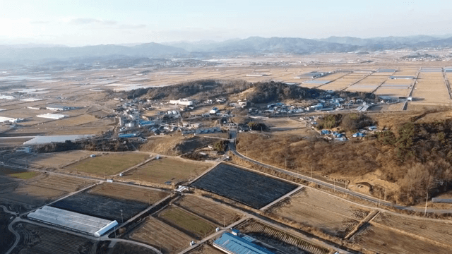 넓은 시골 농지와 마을