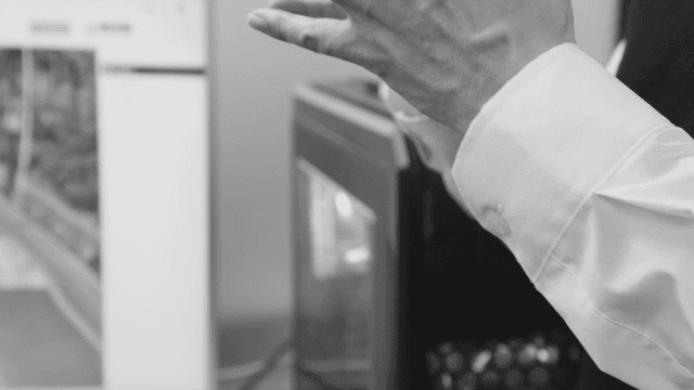 손짓하며 말하는 사람