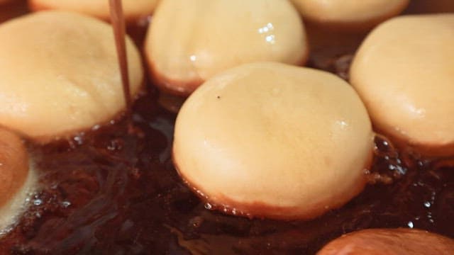 기름에 튀기는 바삭바삭한 도넛