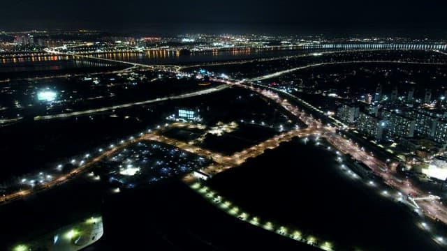 밤에 강을 따라 빛나는 도시의 불빛들