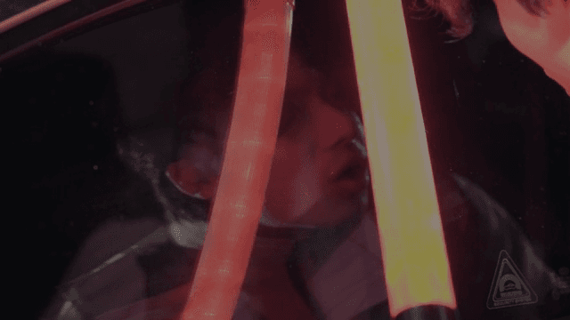 밤에 차 안에 있는 사람