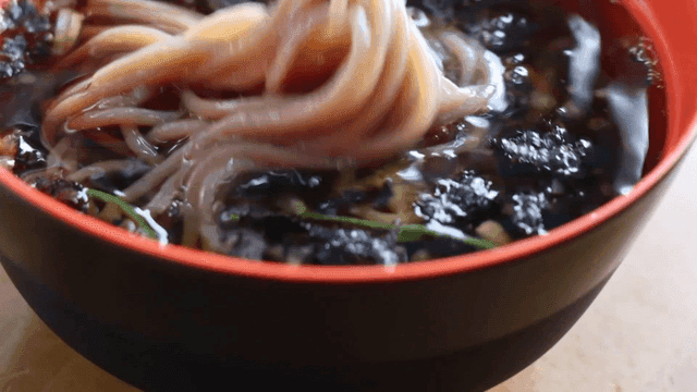 소바 국수를 소스에 찍는 장면