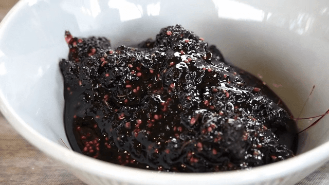 오디잼이 담긴 그릇