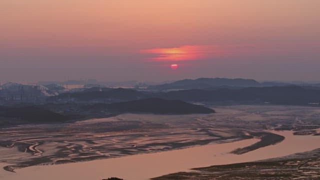 먼 산 위의 일몰