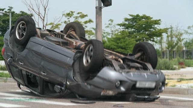 도로에서 사고를 당해 뒤집히는 자동차