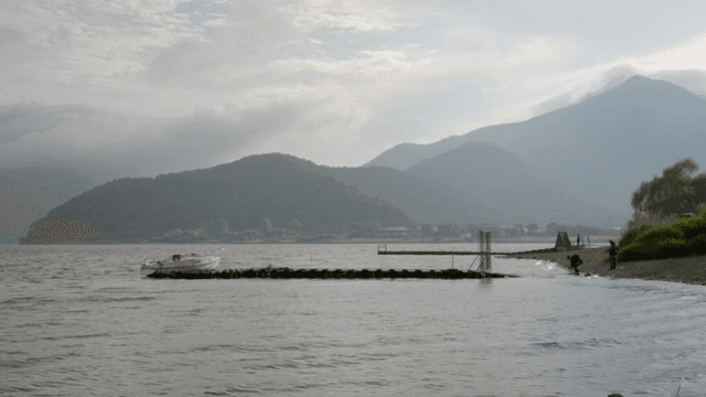 멀리 산이 보이는 고요한 호숫가