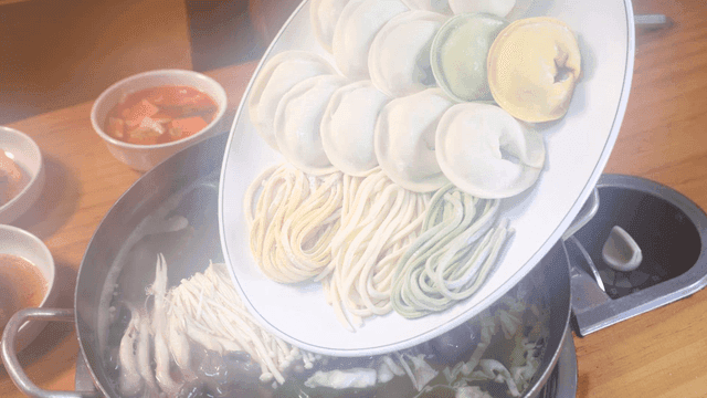 Mandu jeongol containing kalguksu noodles and dumplings