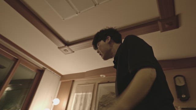 집안에서 거칠게 숨을 몰아쉬는 남자