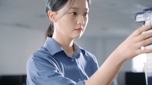 사무실에서 커피 머신을 사용하는 여성