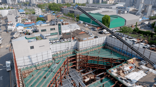 건설 중인 건물의 철골 구조