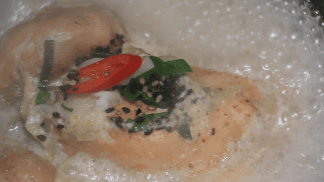 뚝배기에서 끓고있는 삼계탕