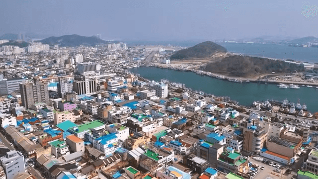 다채로운 지붕을 가진 해안 마을