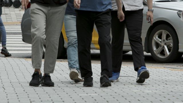 바쁜 도시 거리를 거니는 보행자들