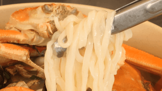 게와 해산물이 들어간 칼국수