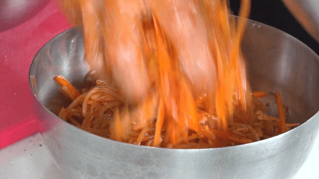 쫄면을 그릇에 더는 모습