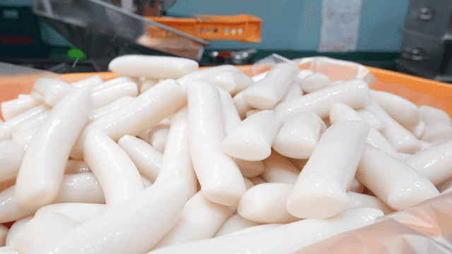 Freshly made rice cakes poured from basket