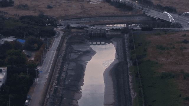 교외 지역의 강과 도로