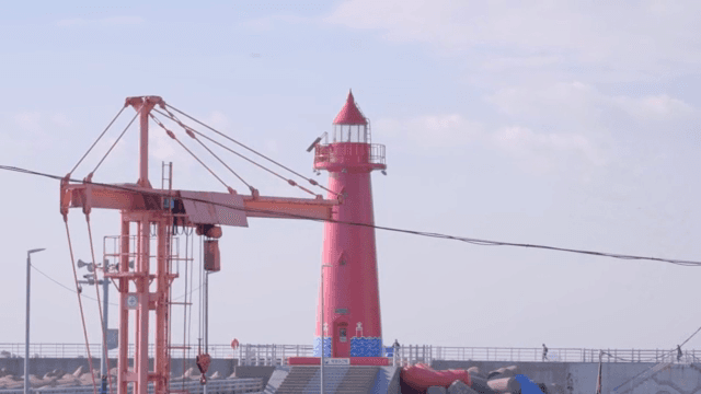 바다 옆의 선명한 빨간 등대