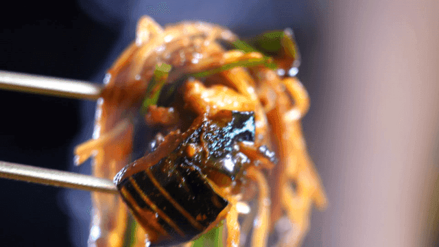 Spicy pufferfish bulgogi picked up with chopsticks