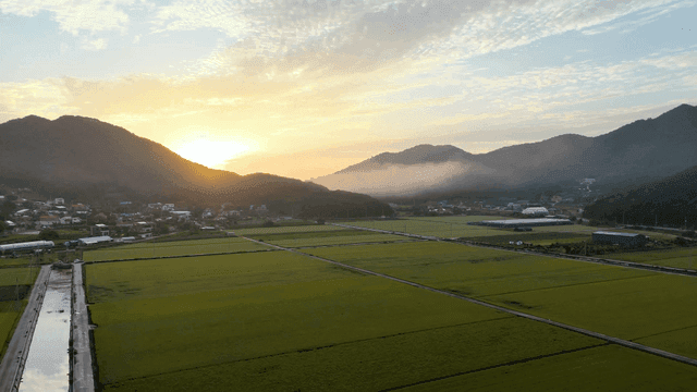 산과 함께하는 농촌의 일출
