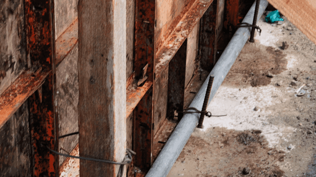 금속과 나무 구조물이 있는 건설 현장